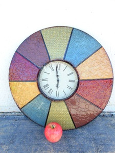 lot 410 image: Vintage Rustic country FarmHouse Metal Multicolored Pattern 20 Wall Clock