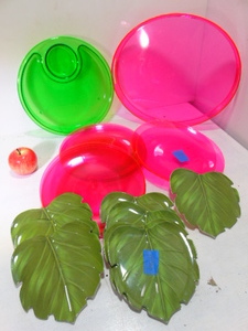 lot 546 image: Large AcrylicPlastic Plates and Serving Trays