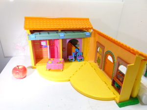 lot 565 image: 2003 Dora the Explorer Pop-up Doll House