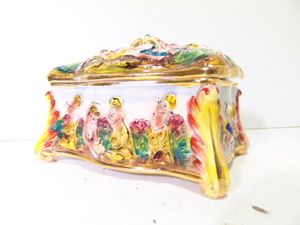 lot 14 image: Antique Italian Capodimonte Gilt Dresser Box c.1910s