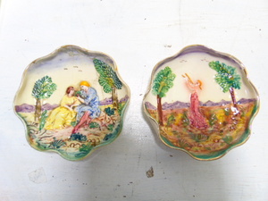 lot 15 image: Italian Capodimonte Plate Lovers and Raised Woman with Horn Raised Fluted Edge 5