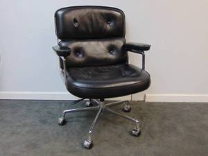 lot 59 image: Eames Style Rolling Office Chair