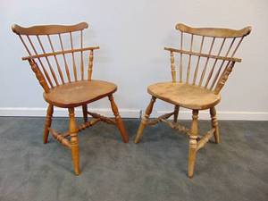lot 462 image: Pair of Ethan Allen Heirloom Nutmeg Maple Windsor Comb Back Dining Side Chairs