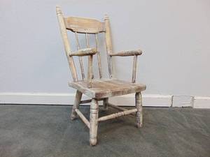 lot 465 image: Rustic Wood Childrens Chair