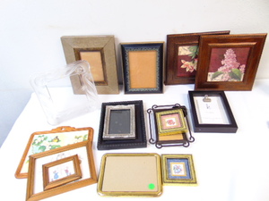 lot 432 image: Large Lot of Vintage Picture Frames  Small Wall Decor