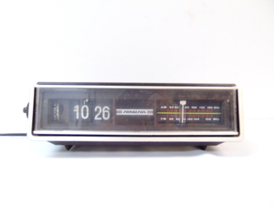 lot 433 image: Vintage General Electric Flip Clock AMFM Radio Alarm Clock- Powers On
