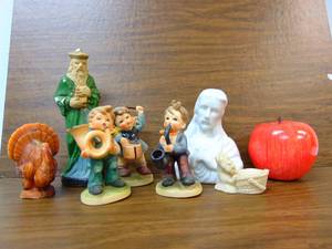 lot 437 image: Large Vintage Knick Knack Decor Lot
