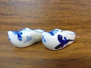 lot 439 image: Mini China Dutch Shoes, Delft Blue Painted Dutch Clogs, Dutch Shoes with Windmills, Blue and White Delft China
