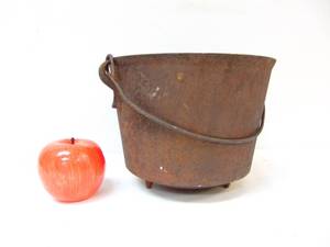 lot 443 image: Antique 3 Leg No 8 Cast Iron Pot Cowboy Bean Kettle Gate Marked