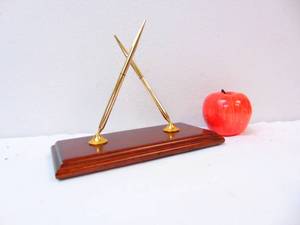 lot 175 image: Vintage Finishing Touch, INC. Pen Stand