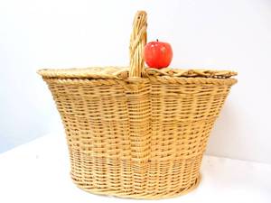 lot 174 image: Large Woven and Lidded Picnic Basket- Vintage