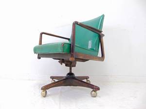 lot 11 image: STOW & DAVIS Vintage Mid Century Kelly Green Leather Rolling Desk Chair with Cool Arms
