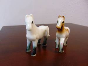 lot 632 image: Pair of Vintage Ceramic Horses- Little Figurines