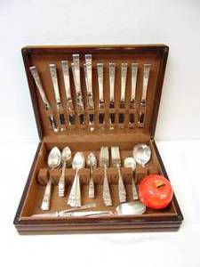 lot 28 image: Large Coronation by Community Plate Oneida Silverplate Flatware Collection (1936)- 60 Pieces