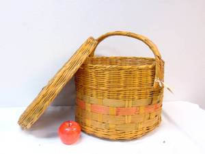 lot 643 image: Large Vintage Lidded Basket with Handle