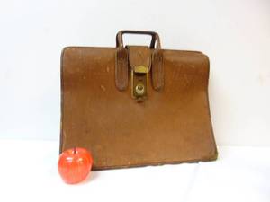 lot 122 image: Vintage Doctors Bag  1960s Vintage Tan Distressed Doctors BagBriefcase