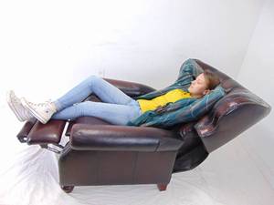 lot 27 image: Handsome and Stately Genuine Tufted Leather Recliner Chair by Comfort Design