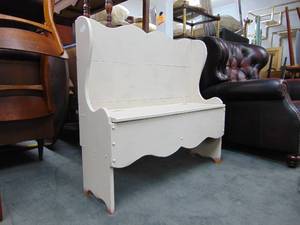 lot 89 image: Vintage Lift Top Wood Bench