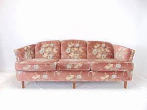 lot 68 image: Vintage Peachy Pink Velvet Floral Sofa