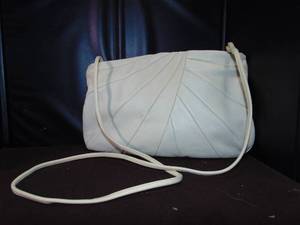 lot 227 image: Vintage Boho Portofina Cream Off White Shell purse with crossbody strap