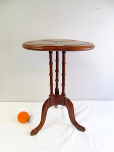 lot 207 image: Vintage Mahogany and Leather Top Pedestal Base Plant Stand