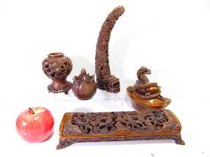 lot 170 image: Vintage Resin Chinese Decor