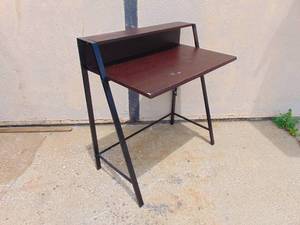 lot 274 image: Huisen Furniture MCM Desk with Dual USB Ports c. 2016