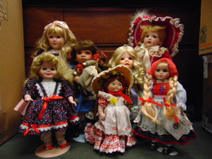 lot 247 image: Lot of Collectible and Limited Edition Dolls w Stands- Campbells, Edeltraut Hofmann, MYD c.1980s-90s