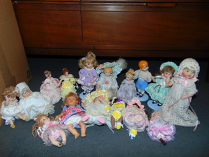 lot 250 image: Large Lot of Small Collectible Dolls- Mostly Porcelain c. 1980s-90s- Alexander, PATRICIA LOVELESS, Hamilton, and MORE
