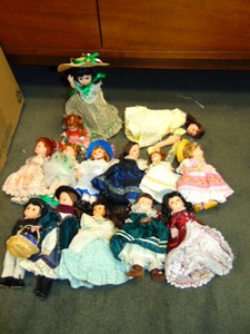 lot 252 image: Alexander Porcelain Doll Collection