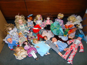 lot 254 image: Large Lot of Vintage Dolls