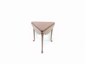 lot 281 image: STATTON USA Solid Mahogany Traditional Style 26 Cloverleaf Drop Leaf Accent Pembroke End Table