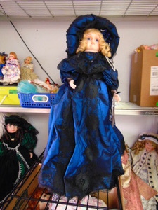 lot 259 image: Large 18 Limited Edition Porcelain Doll