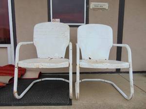 lot 672 image: Pair of Mid Century Metal White Lawn Chairs