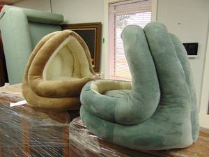lot 674 image: Pair of Newer Doggie Beds