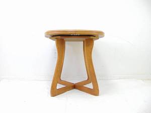 lot 683 image: Vintage Round Table with Cool Legs