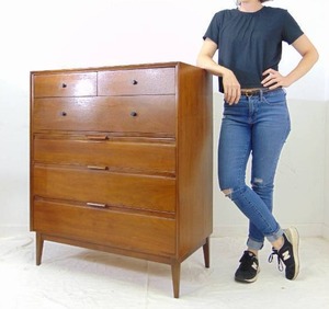 lot 22 image: Vintage Mid Century American of Martinsville Tallboy Dresser GREAT Condition