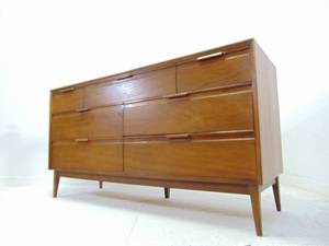 lot 21 image: Vintage Mid Century American of Martinsville Dresser in GREAT Condition