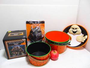 lot 572 image: Halloween Decor