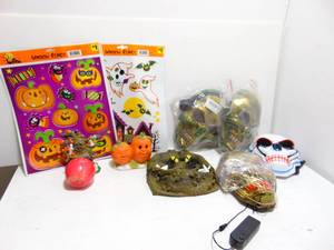 lot 573 image: Halloween Decor Lot