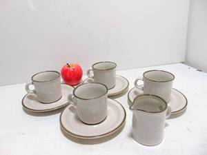 lot 185 image: Vintage Japanese Stoneware Set- 4 Saucer Plates, 4 Mugs, 1 Creamer