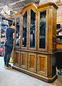 lot 15 image: Massive DREXEL Heritage Vintage China Cabinet Buffet