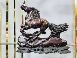 lot 20 image: Beautiful Horse Sculpture Vintage