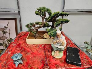 lot 39 image: Lot of Asian Collectibles