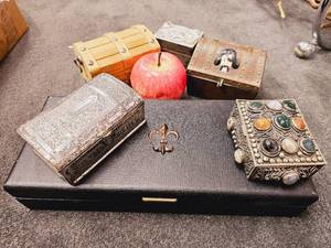 lot 72 image: Lot of Beautiful Vintage Boxes