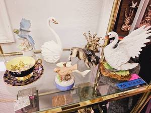 lot 75 image: Lot of Decorative Items and Figurines