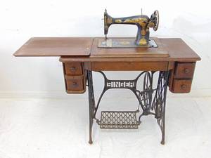 lot 541 image: Beautiful Cast Iron and Oak Antique Singer Sewing Machine and Table