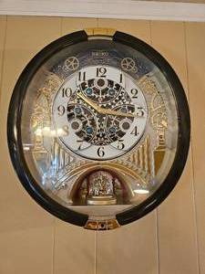 lot 307 image: SEIKO Melodies in Motion QXM386BRHZ Clock, 17 12 x 16 x 3 34
