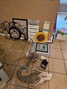 lot 319 image: Huge Lot of Wall Decor and Bathroom Accessories