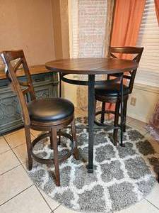 lot 336 image: Powell Franklin Pub Table 3 Piece 15D2020PT3  GreyWhite Round Shaggy Soft Rug